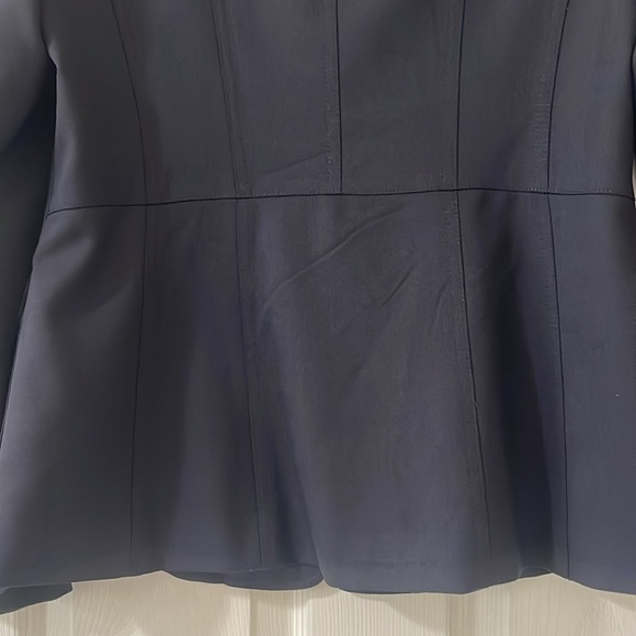 Absolutely gorgeous ๐ฉท๐ฉท Elie Tahari Navy blue blazer 98% virgin wool size 12 - Picture 5 of 13